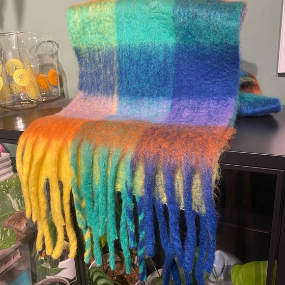 Long and wide colourful plaid scarf - Picture 4 of 7